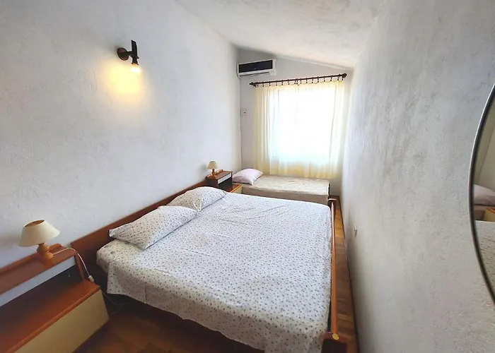 Amazing View Over The 오미스