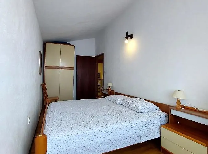 Amazing View Over The 오미스